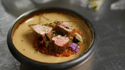 Rosa gebratene Kalbsfilets mit Tomatenkompott und Kräutern