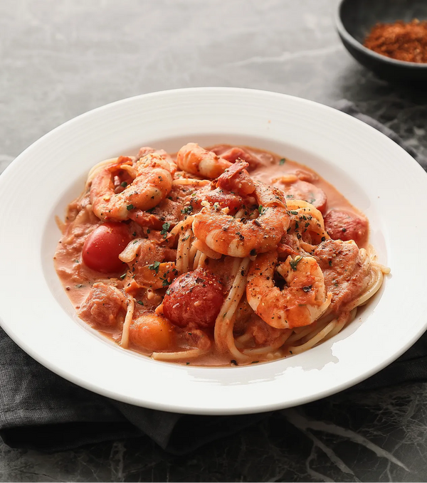 Pasta mit Tomaten-Sahnesoße und Garnelen